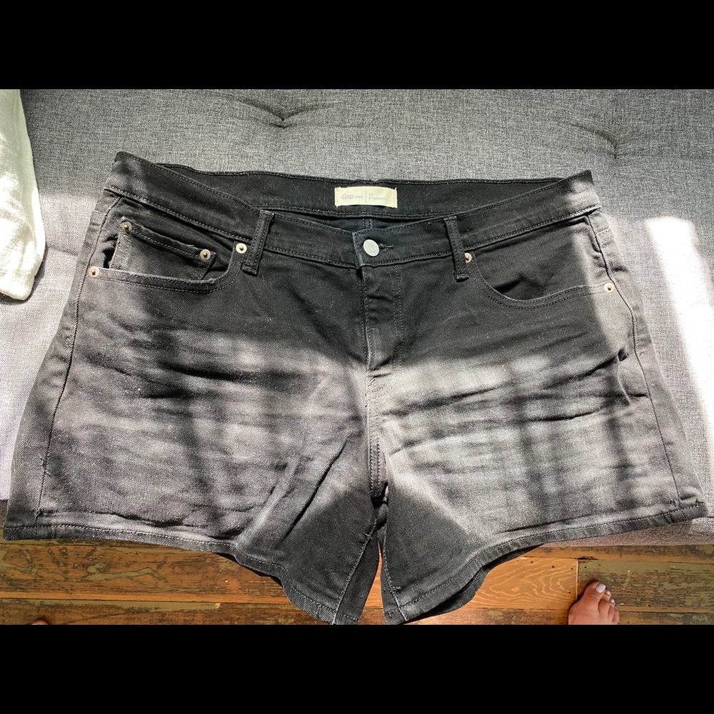 GAP 3” black shorts size 32